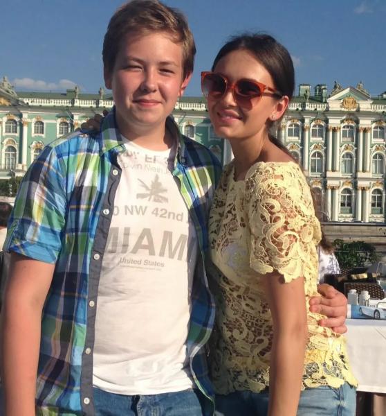Аида Гарифуллина показала фото с мамой и младшим братом
Аида Гарифуллина показала фото с мамой и младшим братом