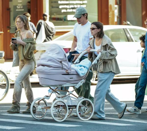 
                Молодые родители Милли Бобби Браун и Джейк Бонджови гуляют по Нью-Йорку с приемной дочерью            