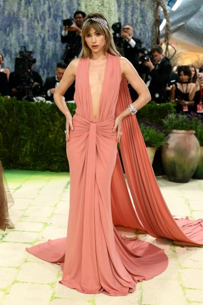 
                Бейонсе, Рианна, Хейли Бибер, Ким Кардашьян: звездные гости Met Gala 2026            