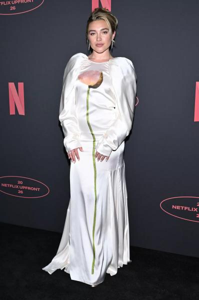 
                Флоренс Пью, Джей Ло и Милли Бобби Браун на презентации нового сезона Netflix            