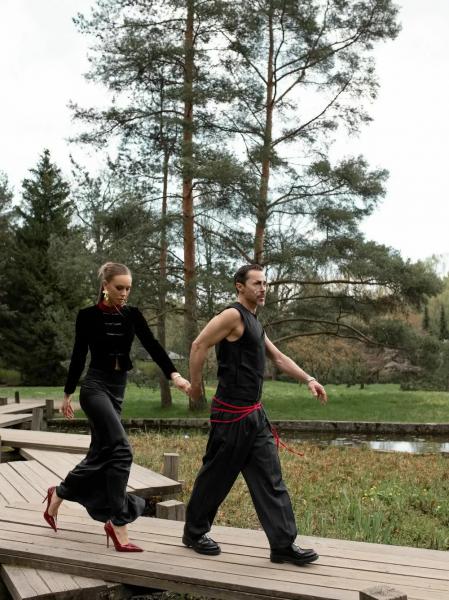 Павел Деревянко с женой снялись в парной фотосессии в азиатском стиле
Павел Деревянко с женой снялись в парной фотосессии в азиатском стиле