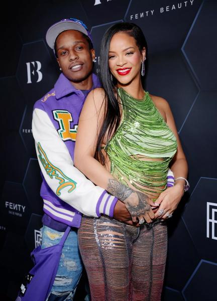 A$AP Rocky публично попросил автограф у своей девушки Рианны
A$AP Rocky публично попросил автограф у своей девушки Рианны