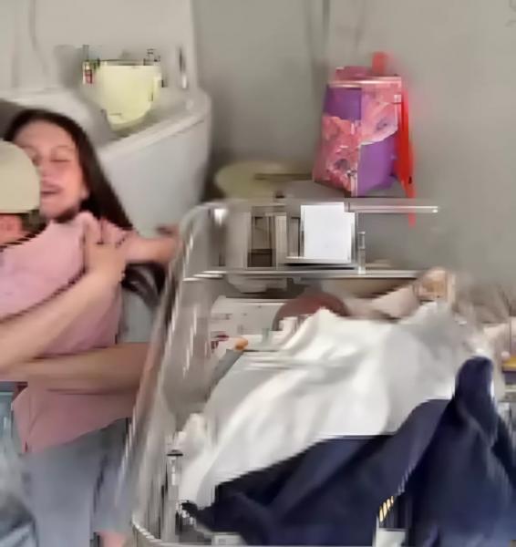 
                Мама Ивана Янковского показала первое фото его новорожденного сына            
