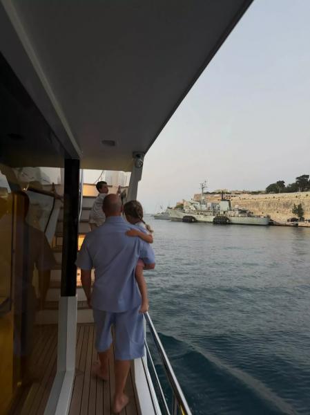 
                Рози Хантингтон-Уайтли поделилась редкими фотографиями с Джейсоном Стэйтемом по особому случаю            
