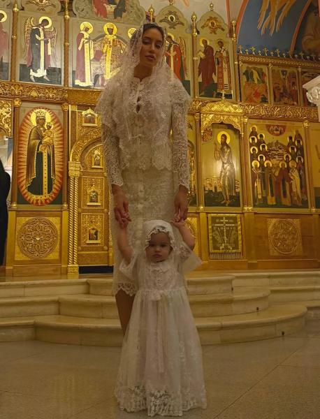 Тимати и Валентина Иванова крестили дочь
Тимати и Валентина Иванова крестили дочь
