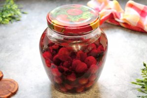 Наливка из крыжовника и чёрной смородины
