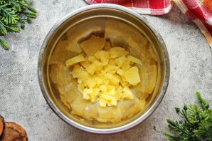 Салат из жареных лисичек