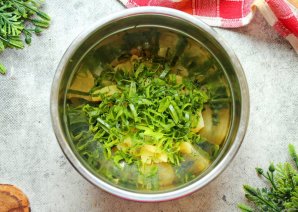 Салат из жареных лисичек