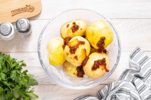 Запеченный молодой картофель