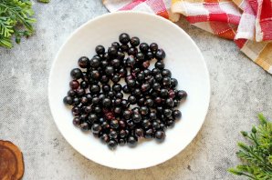 Наливка из крыжовника и чёрной смородины