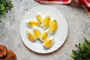 Салат из жареных лисичек