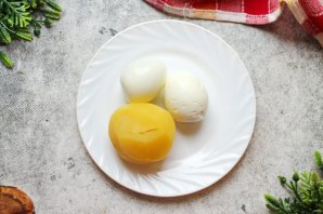 Салат из жареных лисичек