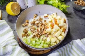 Салат из куриной грудки и сельдерея Салат из куриной грудки и сельдерея