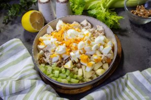 Салат из куриной грудки и сельдерея Салат из куриной грудки и сельдерея