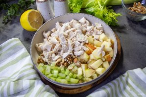Салат из куриной грудки и сельдерея Салат из куриной грудки и сельдерея