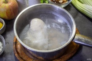 Салат из куриной грудки и сельдерея Салат из куриной грудки и сельдерея