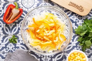 Салат из капусты, перца и кукурузы Салат из капусты, перца и кукурузы