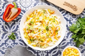 Салат из капусты, перца и кукурузы Салат из капусты, перца и кукурузы