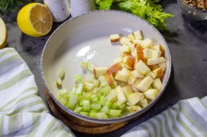 Салат из куриной грудки и сельдерея Салат из куриной грудки и сельдерея