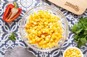 Салат из капусты, перца и кукурузы Салат из капусты, перца и кукурузы